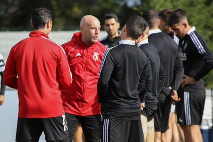 Calero dirige el penultimo entrenamiento en la ciudad deportiva previo al partido con el Mirandés. BCF