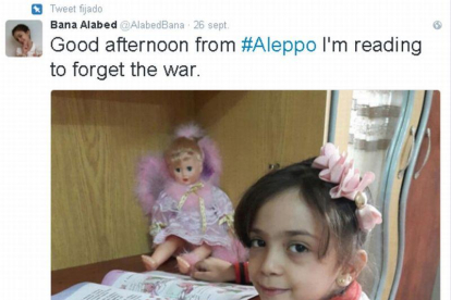 Un mensaje de Bana Alabed, de siete años, en que explica que leyendo intenta evadirse de los bombardeos.-