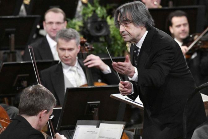 El maestro italiano Riccardo Muti dirigiendo el concierto de Año Nuevo de Viena.-HANS PUNZ