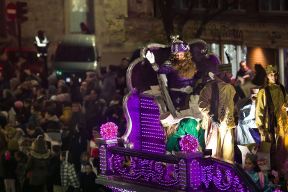 Instante de la Cabalgata de Reyes a su paso por la capital burgalesa. TOMÁS ALONSO