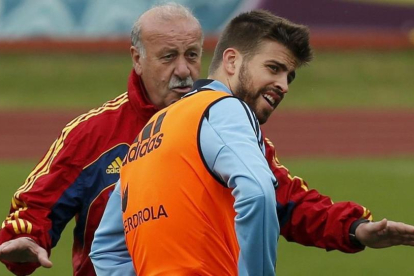 Vicente del Bosque y Gerard Pique durante un entrenamiento de la selección española de fútbol.-EFE / JUAN CARLOS CÁRDENAS