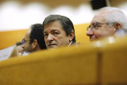 El presidente de la gestora del PSOE, Javier Fernández, preside la reunión del grupo socialista en el Senado.-JUAN MANUEL PRATS