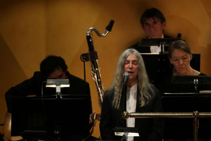Patti Smith interpreta, muy emocionada, el tema 'A Hard Rain's A-Gonna Fall' de Bob Dylan, el ausente nuevo nobel de Literatura.-AFP / SOREN ANDERSSON