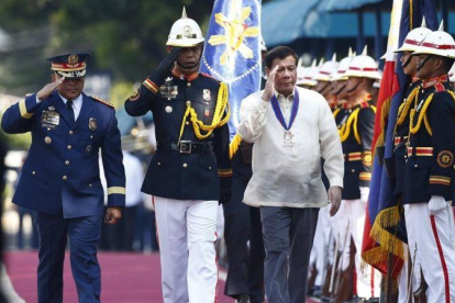 Duterte (derecha) y el jefe de policía de Filipinas, Ronald dela Rosa, durante una ceremonia con motivo del 116 aniversario del servicio policial, en Quezon City, cerca de Manila, el 9 de agosto.-EFE / ROLEX DELA PENA