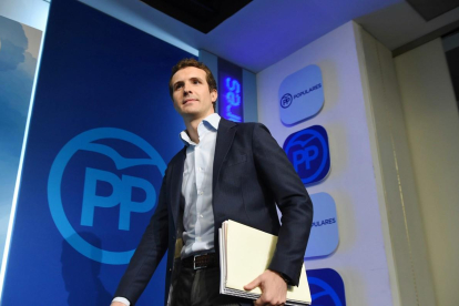 Pablo Casado, cuando mostró la documentación de su máster en la URJC.-/ FERNANDO VILLAR (EFE)