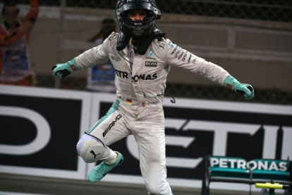 Nico Rosberg celebra su título mundial.-AFP / MOHAMMED AL-SHAIKH
