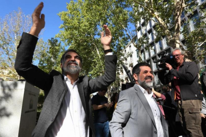 Jordi Sànchez y Jordi Cuixart, tras declarar en la Audiencia Nacional por un delito de sedición.-DAVID CASTRO
