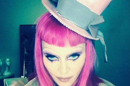 Madonna, vestida y maquillada como un payaso.-