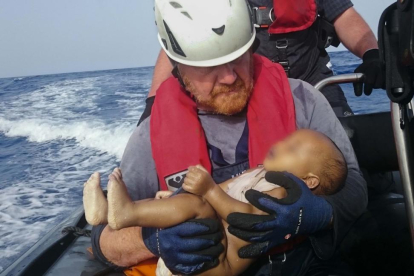 El bebé ahogado en el Mediterráneo en los brazos de un socorrista alemán.-AP / CHRISTIAN BUTTNER