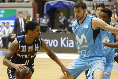 Branden Frazier bota el balón ante la defensa del jugador de Estudiantes Víctor Artega.-Santi Otero