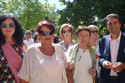 Gloria Torner (tercera por la derecha) durante la concesión del título en su localidad natal.-JOSU ARAMBERRI