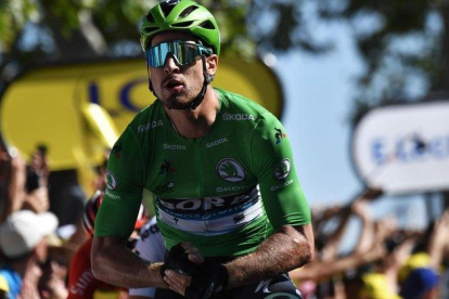 El ’increíble Sagan’ celebra el triunfo en la quinta etapa del Tour imitando el gesto de Hulk al entrar en meta.-JEFF PACHOUD (AFP)