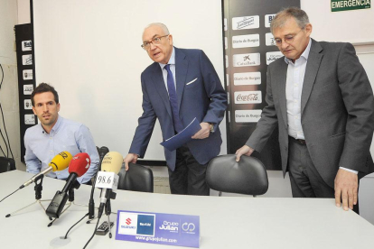 Endika Gabiña, Gonzalo Antón y Miguel Ángel Pascual protagonizaron la rueda de prensa en El Plantío-Israel L. Murillo