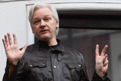 El periodista australiano Julian Assange sera expulsado dentro de  unas horas o dias  de la embajada de Ecuador en Londres  segun pudo saber el portal WikiLeaks.-EL PERIÓDICO