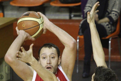 Txomin López busca línea de pase.-SANTI OTERO