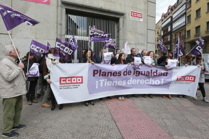 Representantes sindicales de Comisiones Obreras se concentraron ayer en defensa de la igualdad en el trabajo frente al edificio de sindicatos.-RAÚL G. OCHOA
