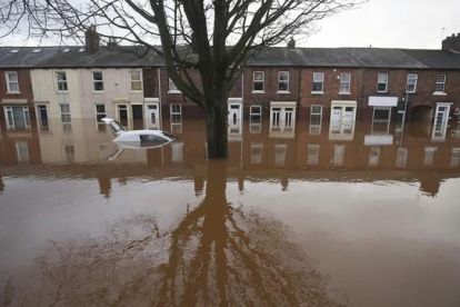 El centro de Carlisle (norte de Inglaterra), inundado, en una imagen de este lunes.-REUTERS / ANDREW YATES