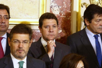 Javier Fernández, a la derecha, junto a miembros del Gobierno y presidentes autonómicos.-AGUSTÍN CATALÁN
