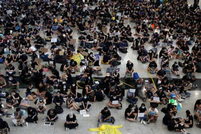 Cientos de personas ocupan el Aeropuerto de Hong Kong.-EFE
