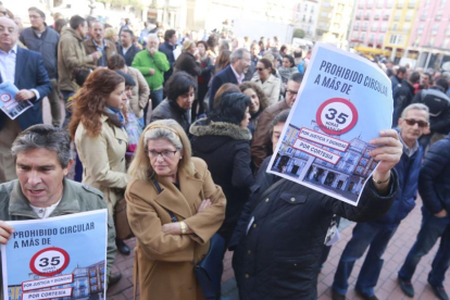 Protestas de los funcionarios municipales en la Plaza Mayor mientras, en el interior, se celebraba el pleno.-RAÚL G. OCHOA