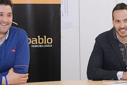 Albano Martínez (director deportivo) y Félix Sancho (vicepresidente y patrocinador) presentaron ayer los precios del play off contra Melilla.-ISRAEL L. MURILLO