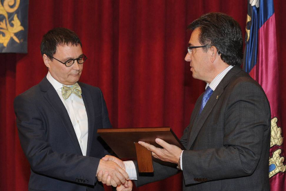 Jordi Garcés recibe la placa de la mano del rector de la UBU, Alfonso Murillo.-ISRAEL L. MURILLO