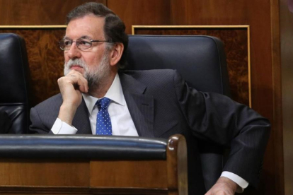 El presidente del Gobierno, Mariano Rajoy, momentos antes de la votación del proyecto de Presupuestos del Estado en el pleno del Congreso de los Diputados.-JUAN MANUEL PRATS
