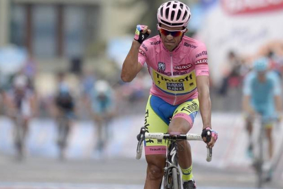 Contador levanta un brazo, tras sentirse ganador del Giro en la cima de Sestriere.-Foto:   REUTERS / LA PRESSE / FABIO FERRARI