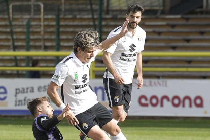 Un jugador del Real Valladolid B rebaña el balón a Prosi durante el partido de ayer.-SANTI OTERO