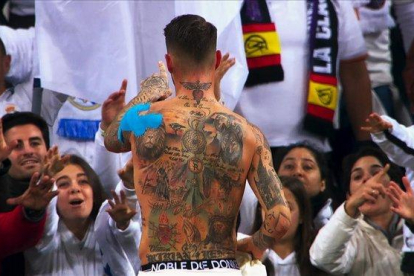 Sergio Ramos muestra sus tatuajes en el terreno de juego.-AMAZON PRIME VIDEO
