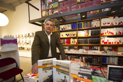 Moisés Pascual Pozas, en una imagen de archivo de hace dos años cuando presentó en Burgos su anterior novela, ‘Vidas de tinta’. ISRAEL L. MURILLO