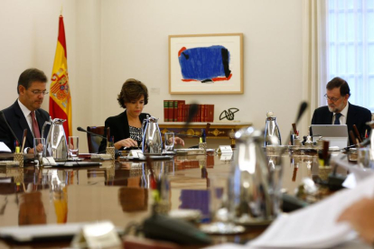 Rajoy, Santamaría y Catalá, en una reunión del Consejo de Ministros.-/ PERIODICO