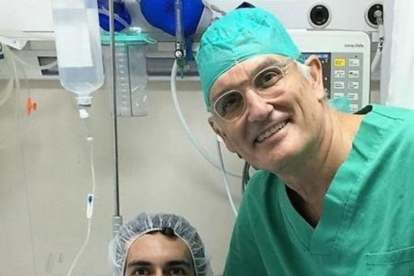 Àlex Rins, junto al doctor Xavier Mir tras la operación.-PÁGINAS AMARAILLAS MEDIA