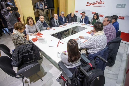 Los responsables regional y provincial del PSOE, Luis Tudanca y Esther Peña, se reunieron con colectivos vecinales.-SANTI OTERO