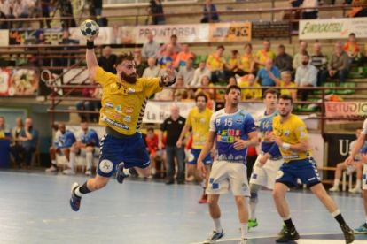 Un jugador del Villa de Aranda se dispone a lanzar a portería durante el partido de ayer.-ALBERTO CALVO