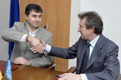 Iglesias y De Santiago-Juárez durante la firma del convenio en 2011.-RICARDO ORDÓÑEZ (ICAL)