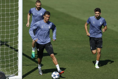 Enzo Zidane, junto a Cristiano y Benzema en el entrenamiento de este lunes en Valdebebas.-EFE