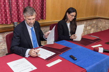 Manuel Pérez Mateos y  Verónica Pascual Boé en la firma de un convenio anterior.