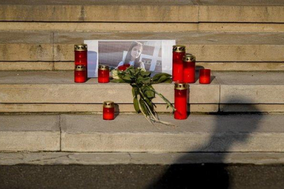 Velas frene al ministerio del Interior de Bucarest en señal de recuerdo de la joven asesinada.-ANDREA ALEXANDRU (AP)