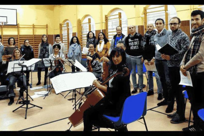 El Coro de Cámara Tiento y el grupo de cámara Divertimento ya se han reunido para ensayar el concierto del sábado 26 en la iglesia de San Lesmes.-