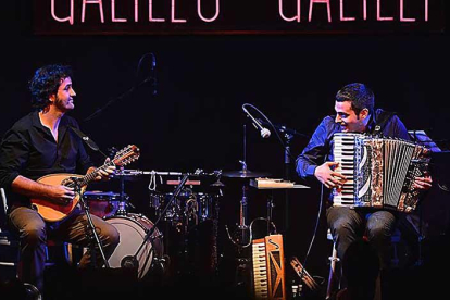 Diego Galaz (i.) y Jorge Arribas, aquí en un concierto en la Sala Galileo Galilei de Madrid, están apurando la ‘tournée’ veraniega por España.-Ferdipé