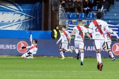 Los jugadores del Rayo celebran el gol conseguido en Mendizorroza.-EFE