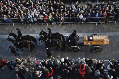Miles de personas observan la procesión fúnebre de un rey muerto hace más de cinco siglos, Ricardo III (1452-1485), cuyos restos fueron hallados en el 2012, en Leicester, centro de Inglaterra.-Foto:  ANDY RAIN / EFE