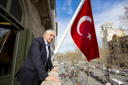 Ömer Önhon en el consulado de Turquía en Barcelona.-FERRAN NADEU