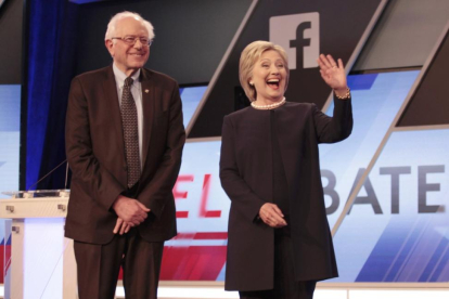 Bernie Sanders y Hillary Clinton posan juntos antes del inicio del debate, este miércoles en Kendall (Florida).-REUTERS / JAVIER GALEANO
