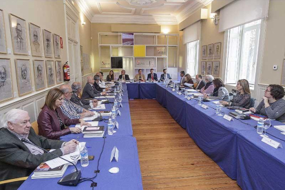 La consejera de Cultura, Josefa García Cirac, presidió ayer la reunión del patronato del Instituto de la Lengua en el Palacio de la Isla.-Ricardo Ordóñez (Ical)