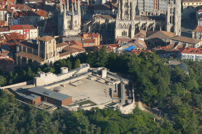 Vista aérea del Castillo de Burgos con la Catedral de fondo.-ISRAEL L. MURILLO