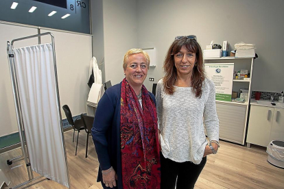 Montserrat Sanz y Ángela Rico en el gabinete psicológico del Centro Médico Recoletos de Valladolid.-JOSÉ C. CASTILLO