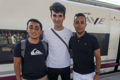 Gonzalo, Javier y Alexander, tres jóvenes bilbaínos «aficionados al ferrocarril». SANTI OTERO
