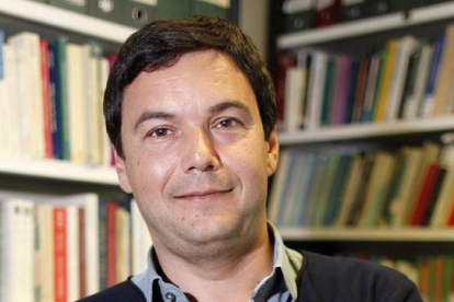 Thomas Piketty, en su despacho.-CHARLES PLATIAU/REUTERS